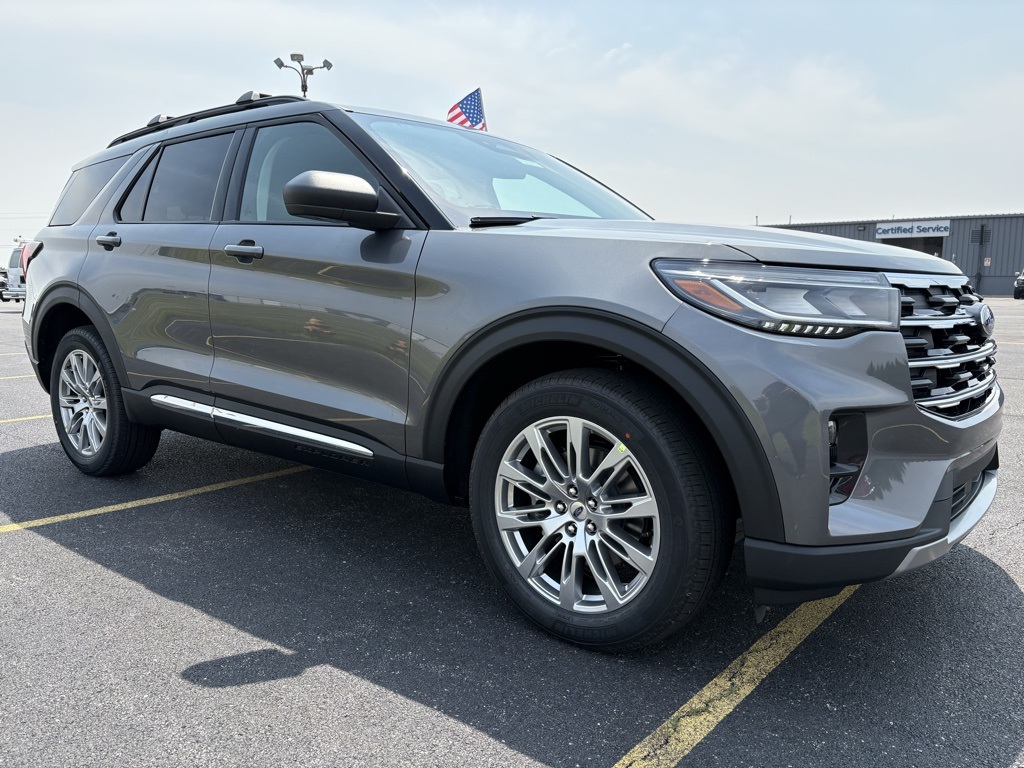 2025 Ford Explorer photo 3