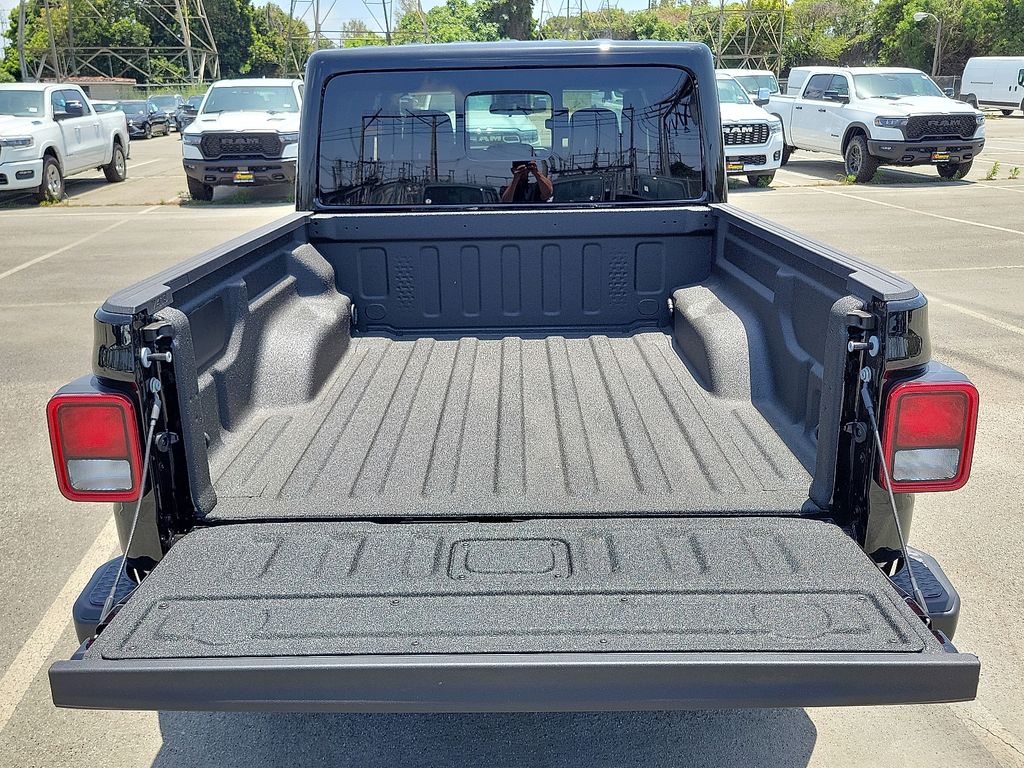 2025 Jeep Gladiator Sport photo 3