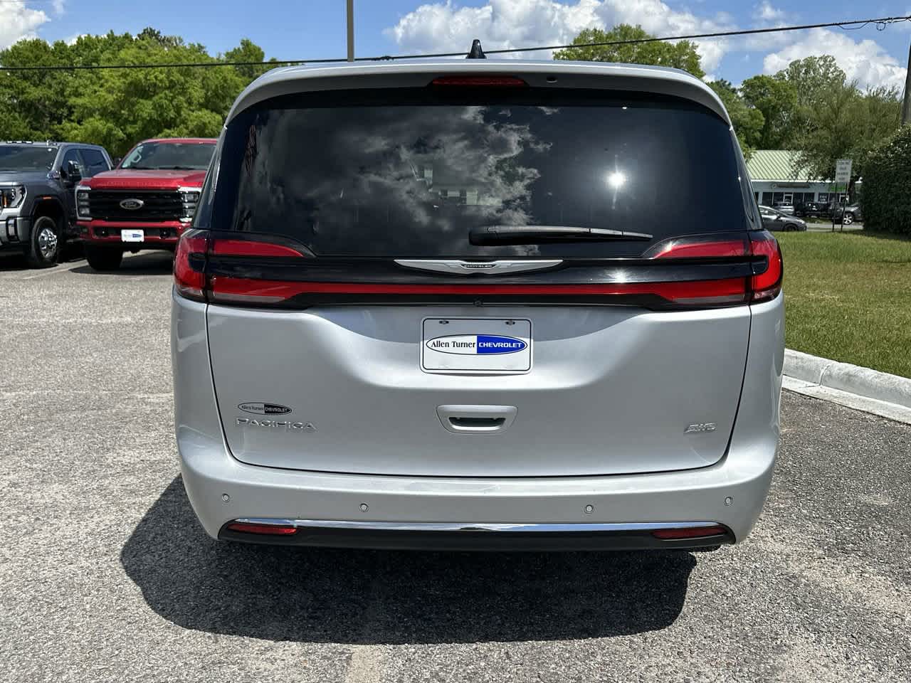 2023 Chrysler Pacifica Touring L photo 9
