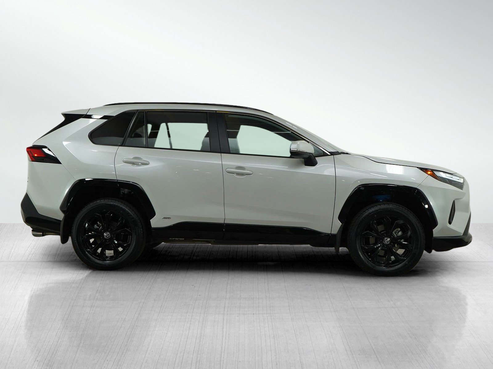 2024 Toyota RAV4 Hybrid SE photo 3