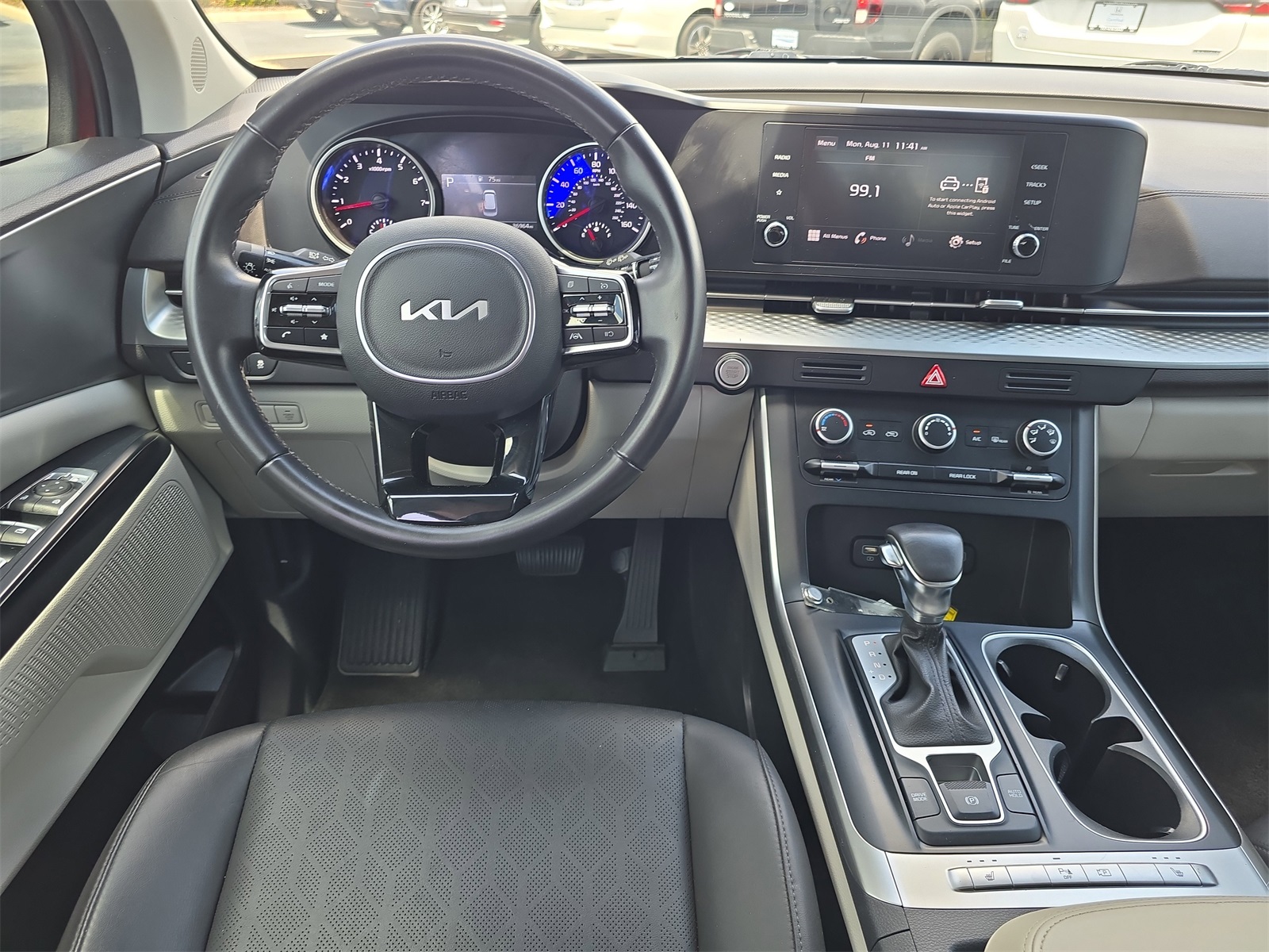 2024 Kia Carnival LX photo 9