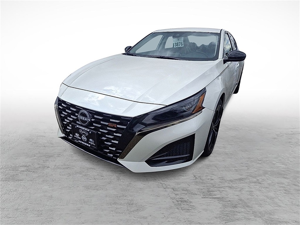 2025 Nissan Altima SR photo 3