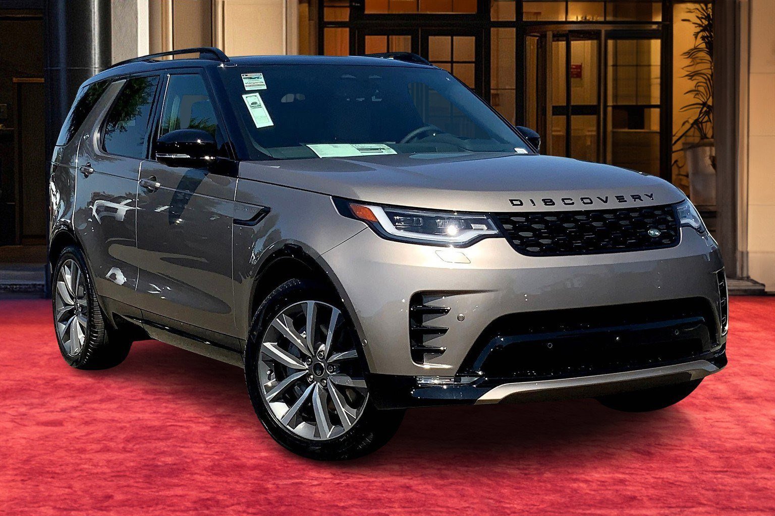 2025 Land Rover Discovery P300 Dynamic SE photo 2