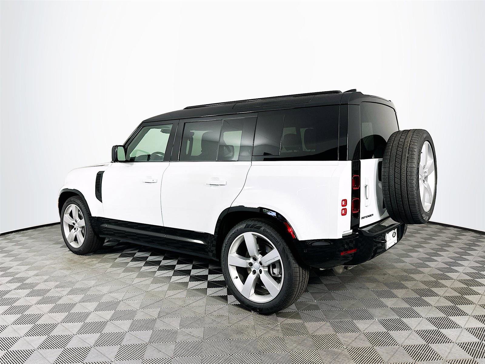2025 Land Rover Defender 110 X SE photo 4