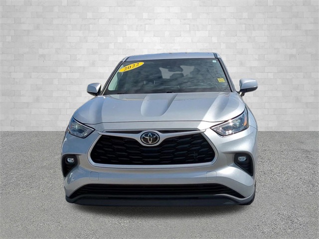 2022 Toyota Highlander LE photo 3