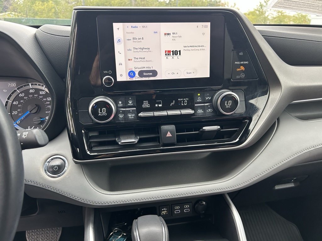 2023 Toyota Highlander Hybrid LE photo 11