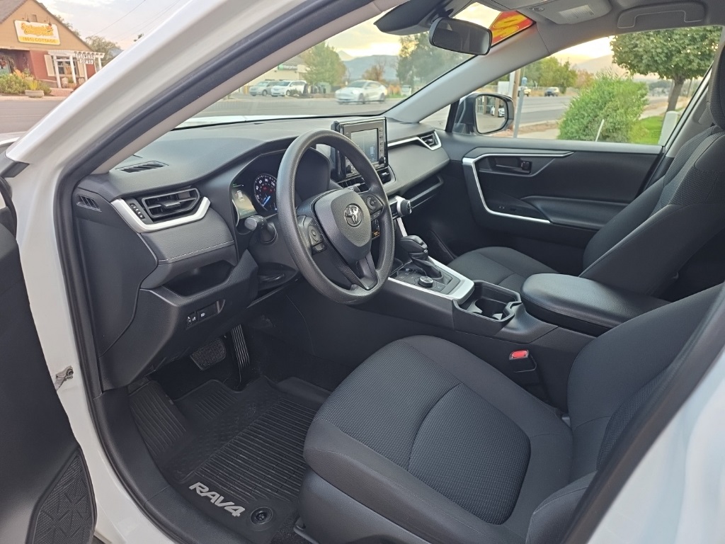 2020 Toyota RAV4 Hybrid LE photo 8