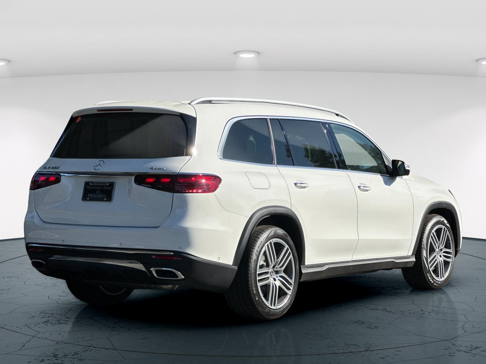 2026 Mercedes Benz GLS 450 4MATIC photo 4