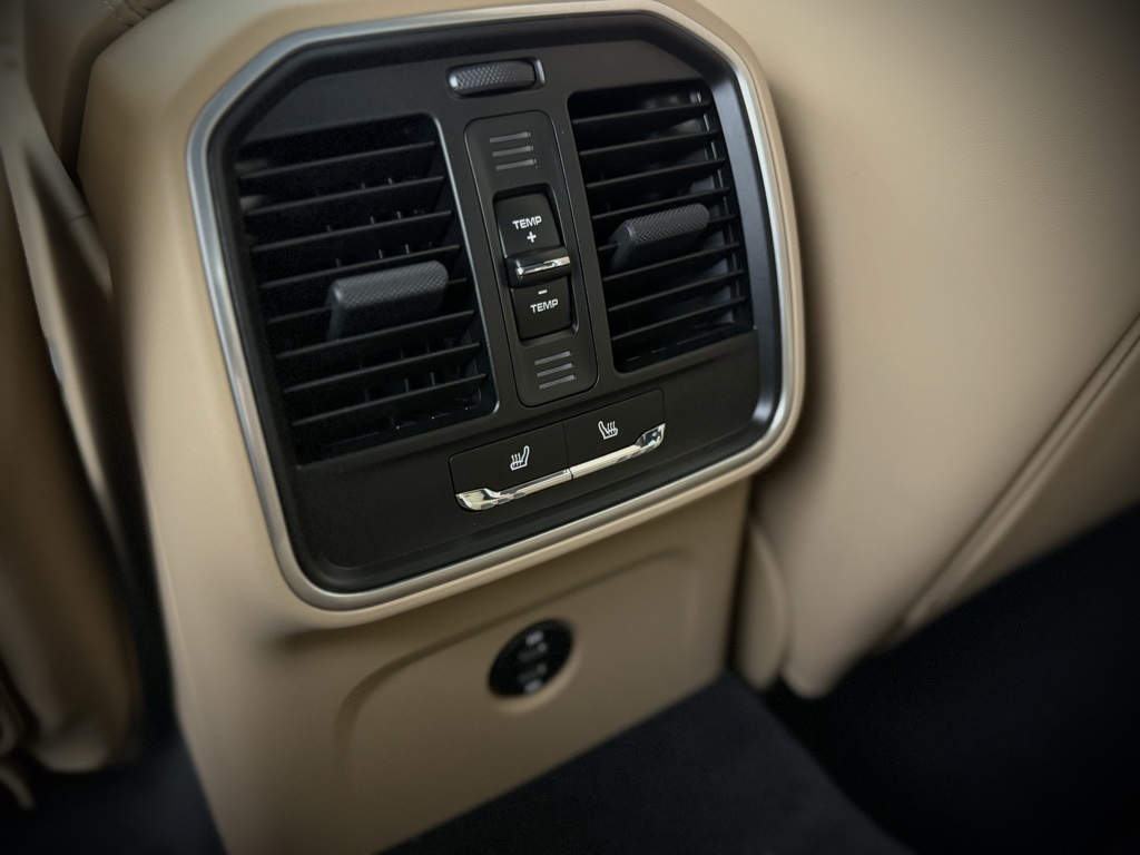2025 Porsche Macan T photo 25