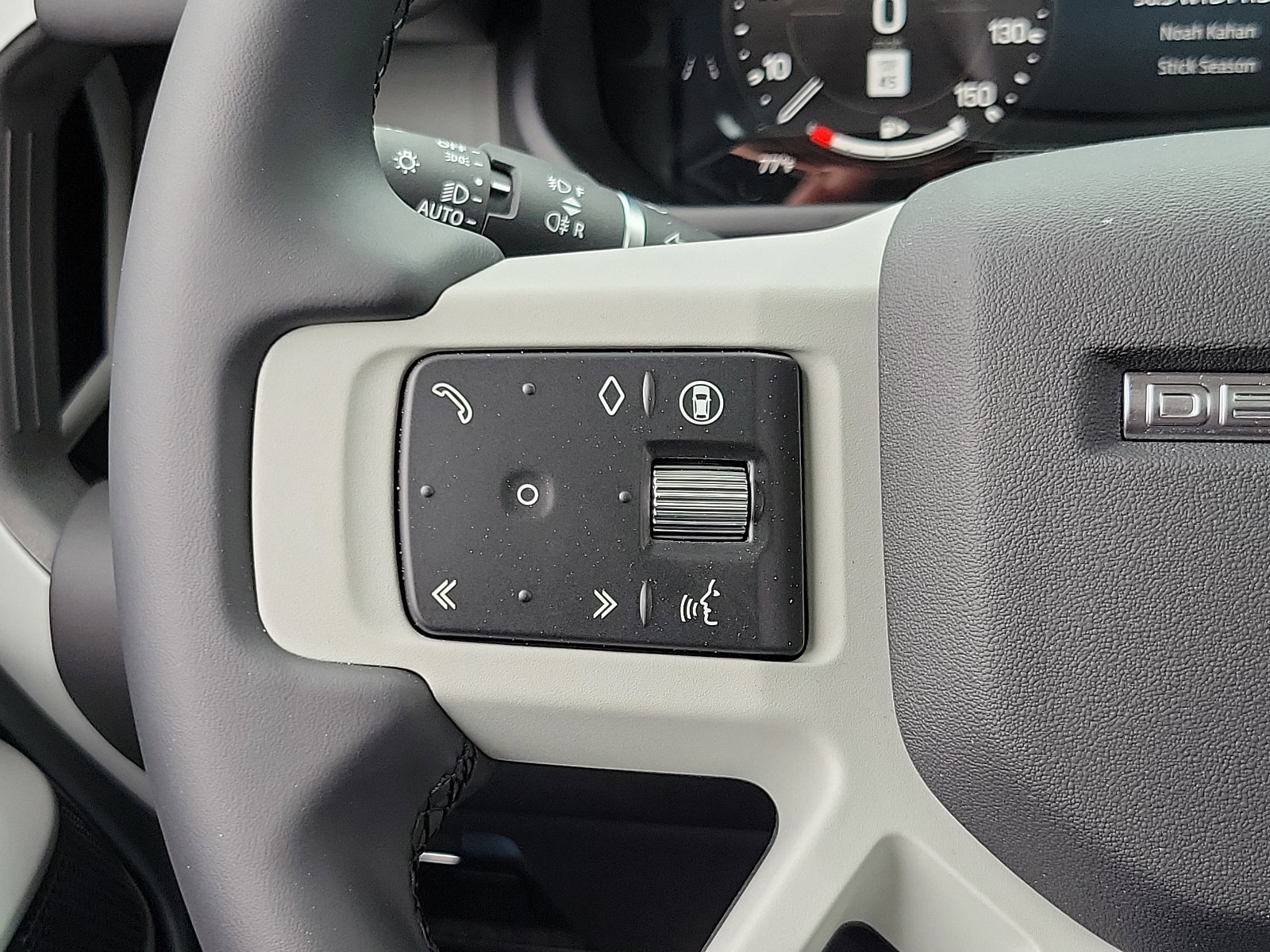 2024 Land Rover Defender 110 SE photo 23