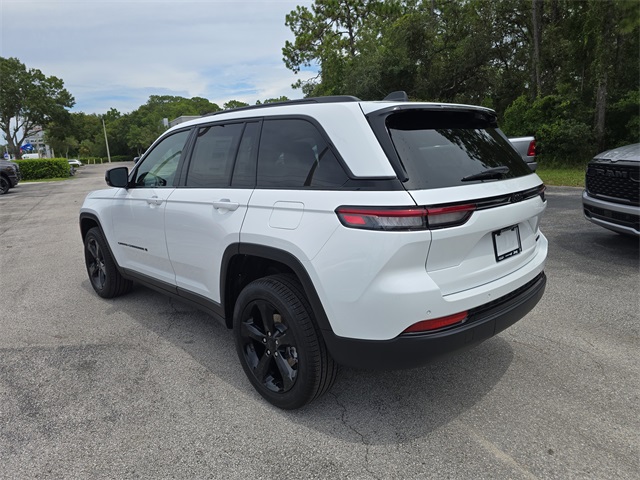 2025 Jeep Grand Cherokee Limited photo 2