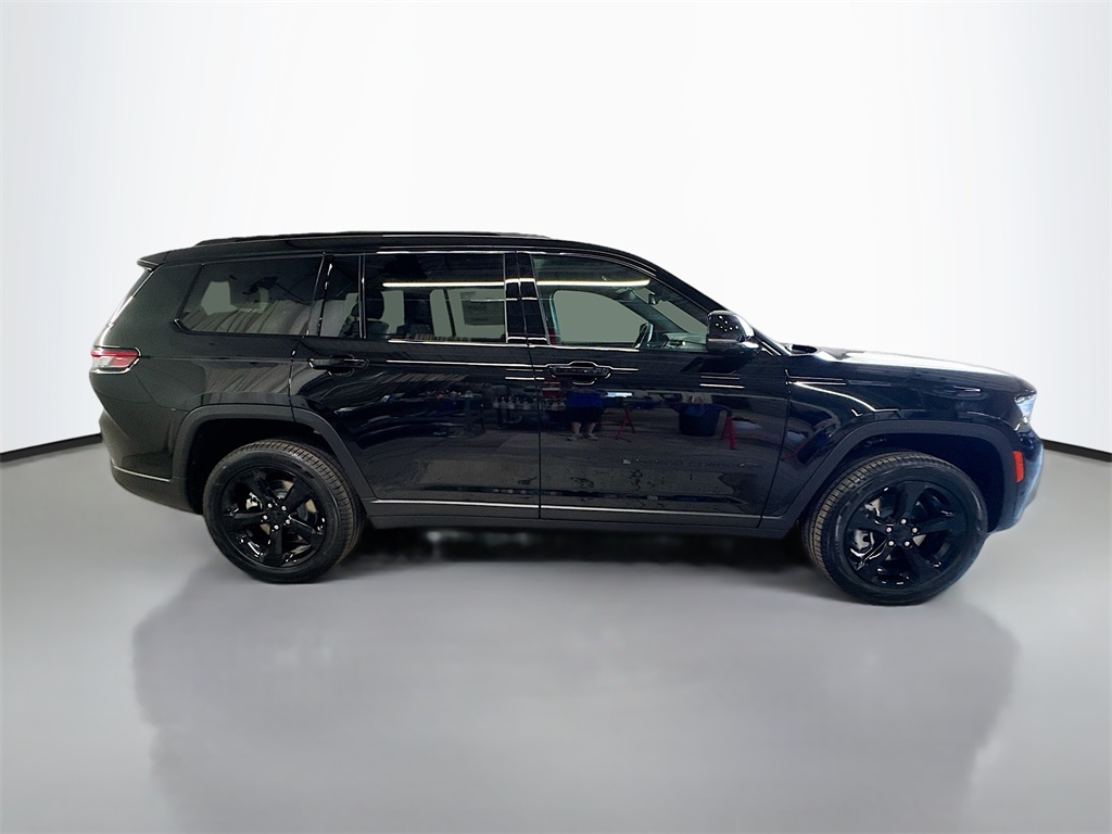 2025 Jeep Grand Cherokee Limited photo 3