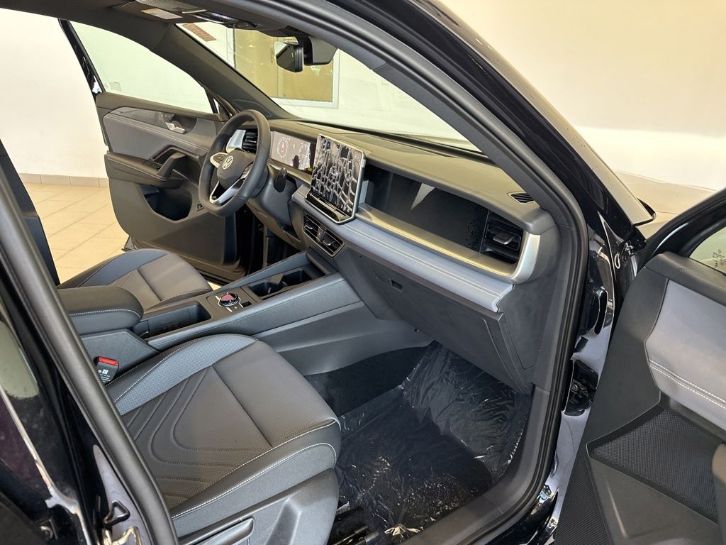 2025 Volkswagen Tiguan SE R-Line Black photo 13