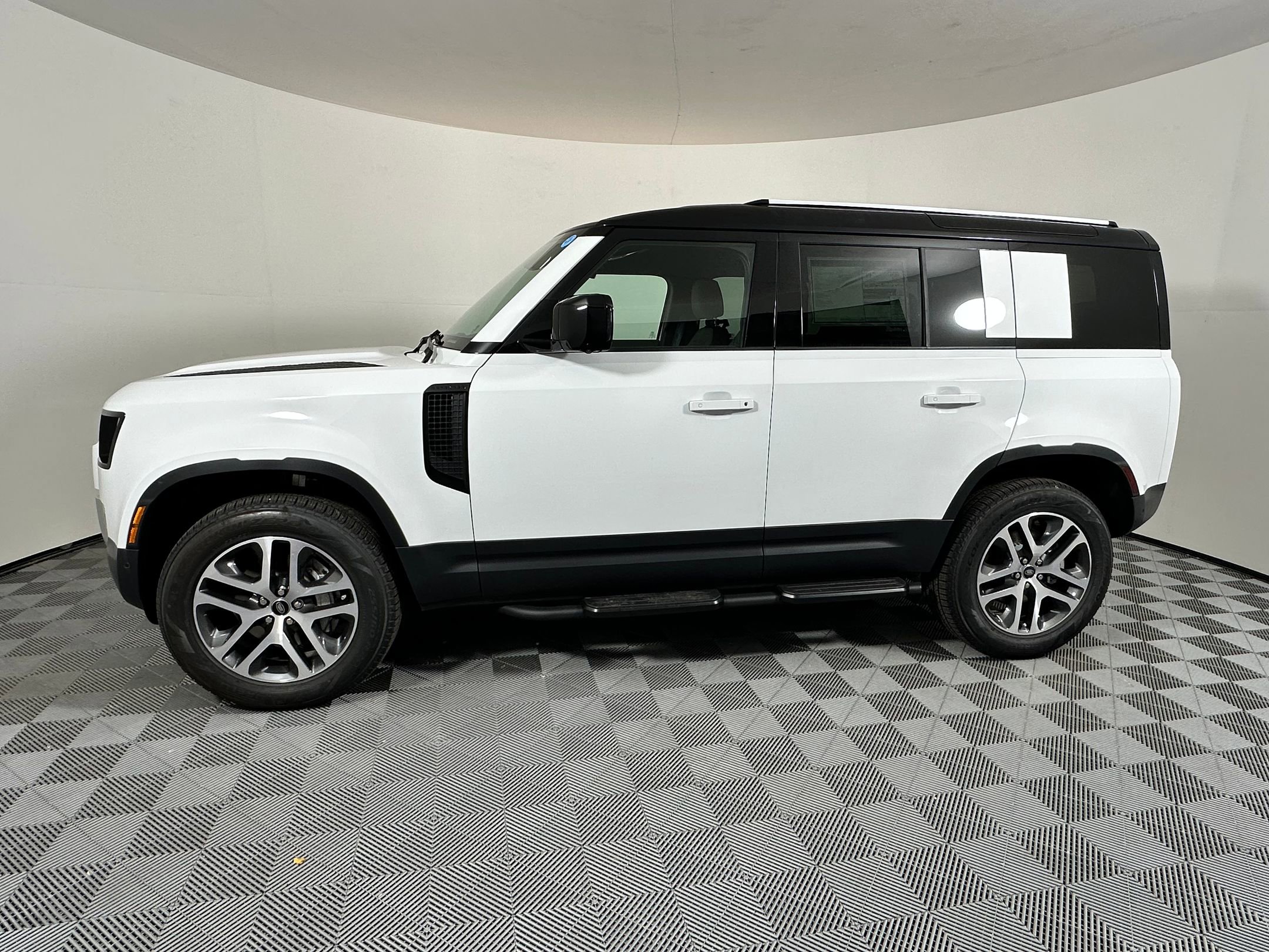 2025 Land Rover Defender 110 S photo 2