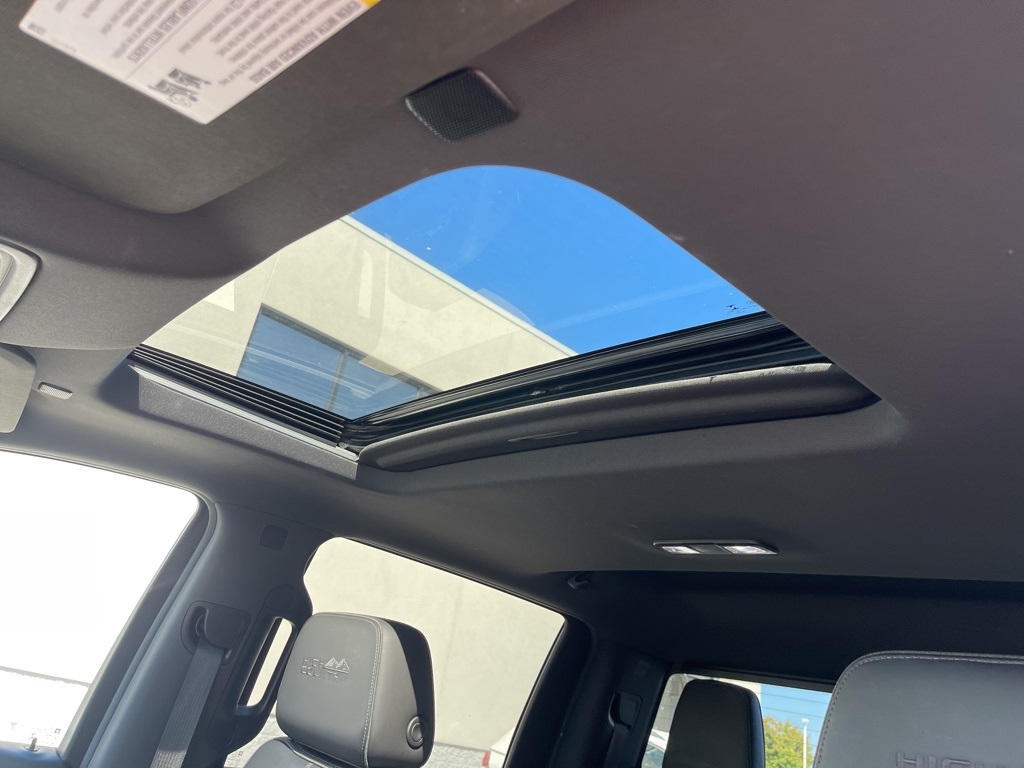 2019 Chevrolet Silverado 1500 High Country photo 5