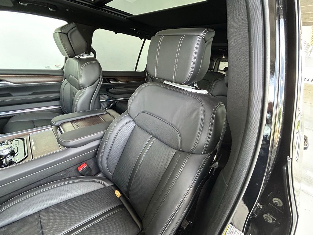 2024 Jeep Grand Wagoneer L photo 3