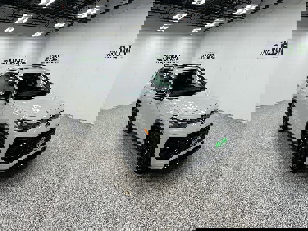 2026 Volkswagen Tiguan SE R-Line Black's photo