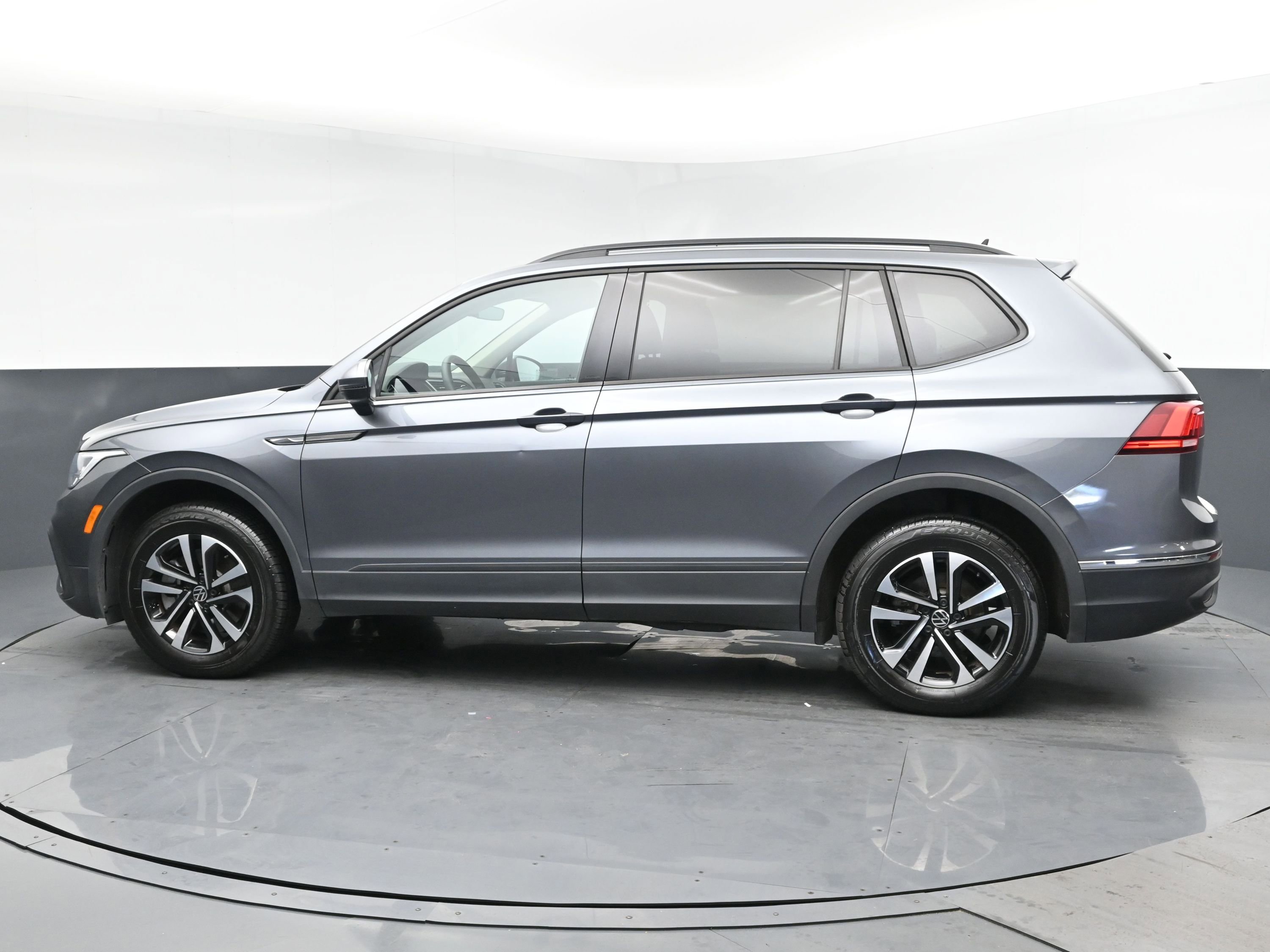 2023 Volkswagen Tiguan S photo 2