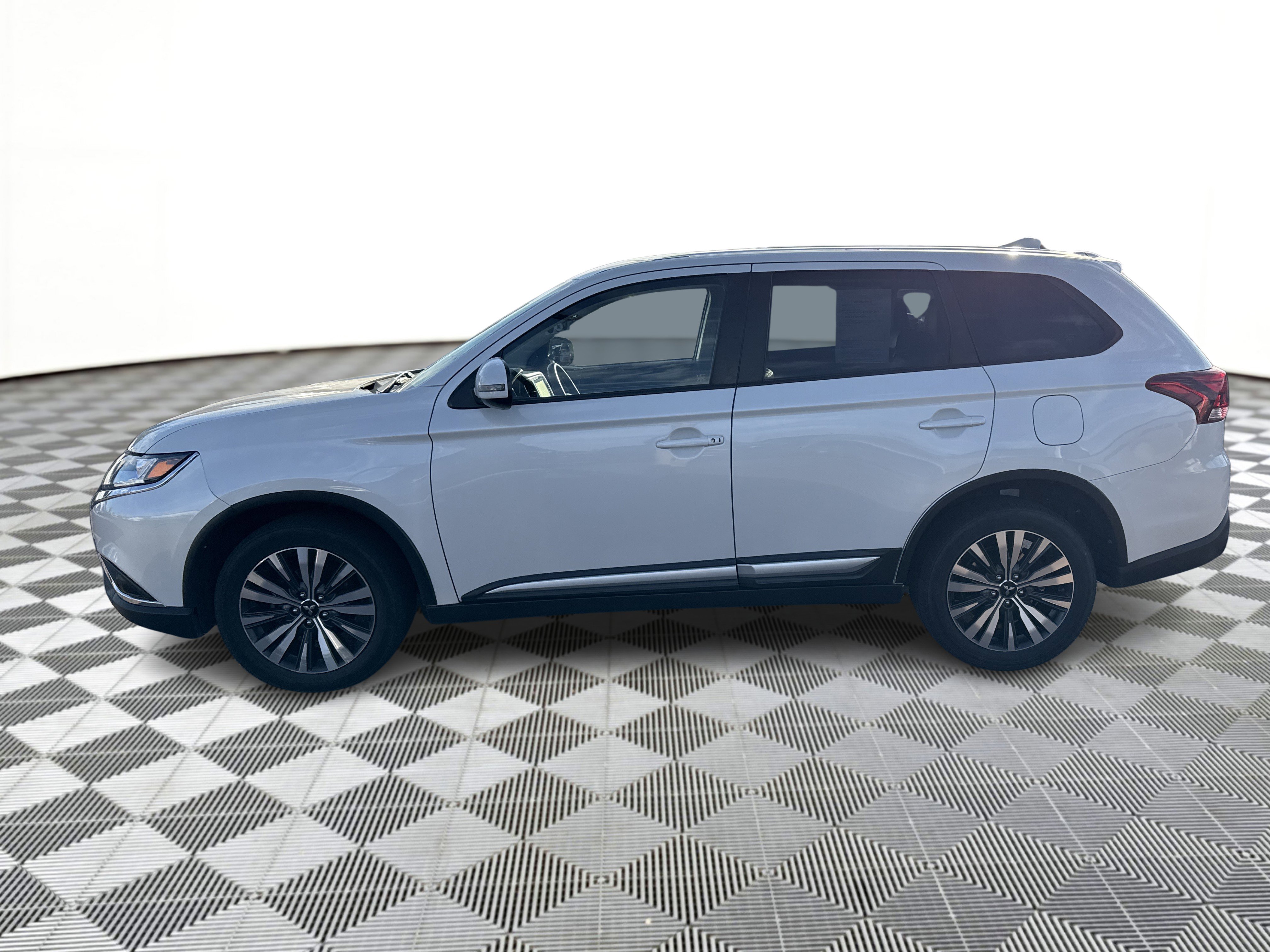 2020 Mitsubishi Outlander ES LE SP SEL Limited photo 2