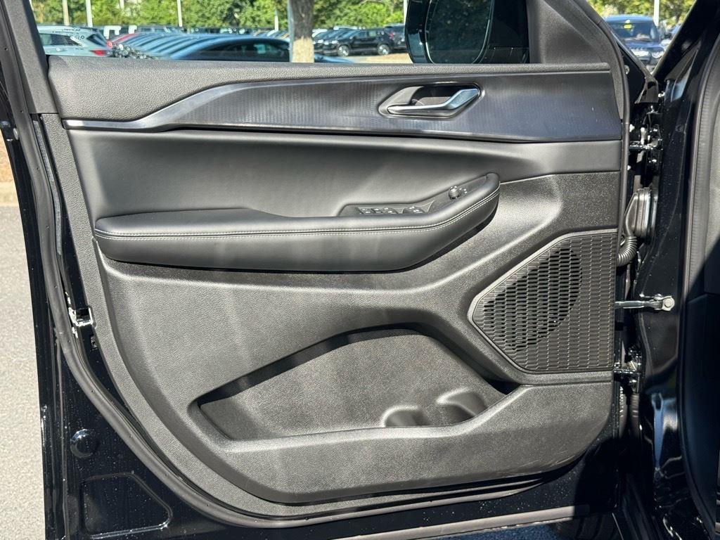 2025 Jeep Grand Cherokee Altitude photo 4