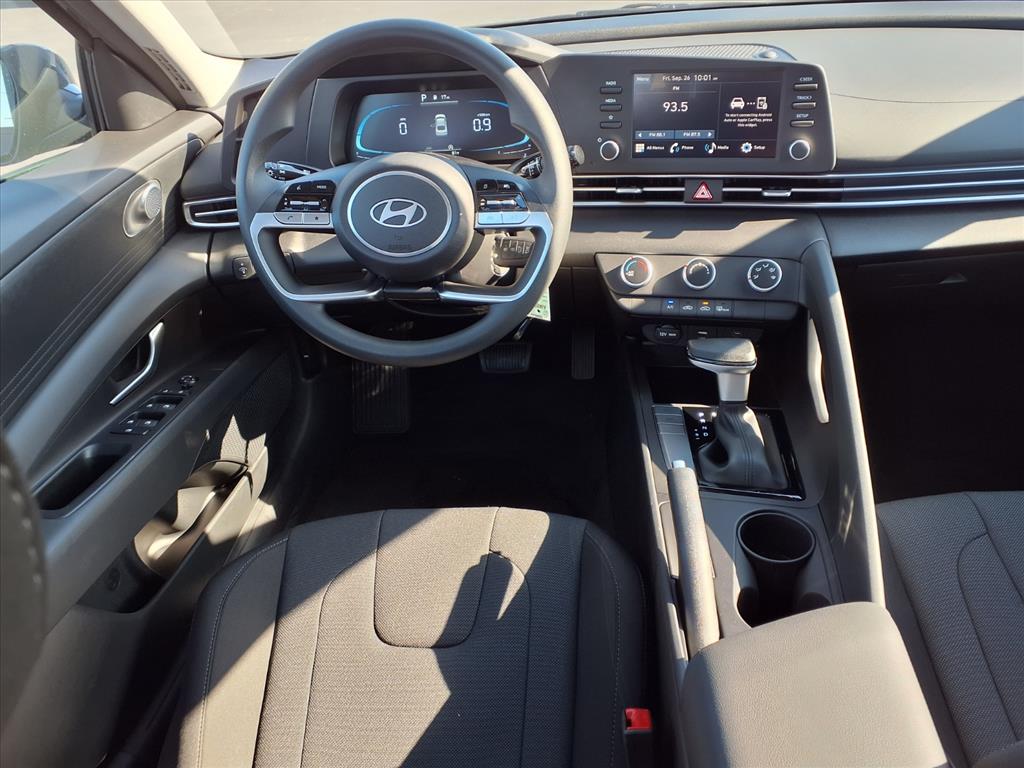 2025 Hyundai Elantra SE photo 2