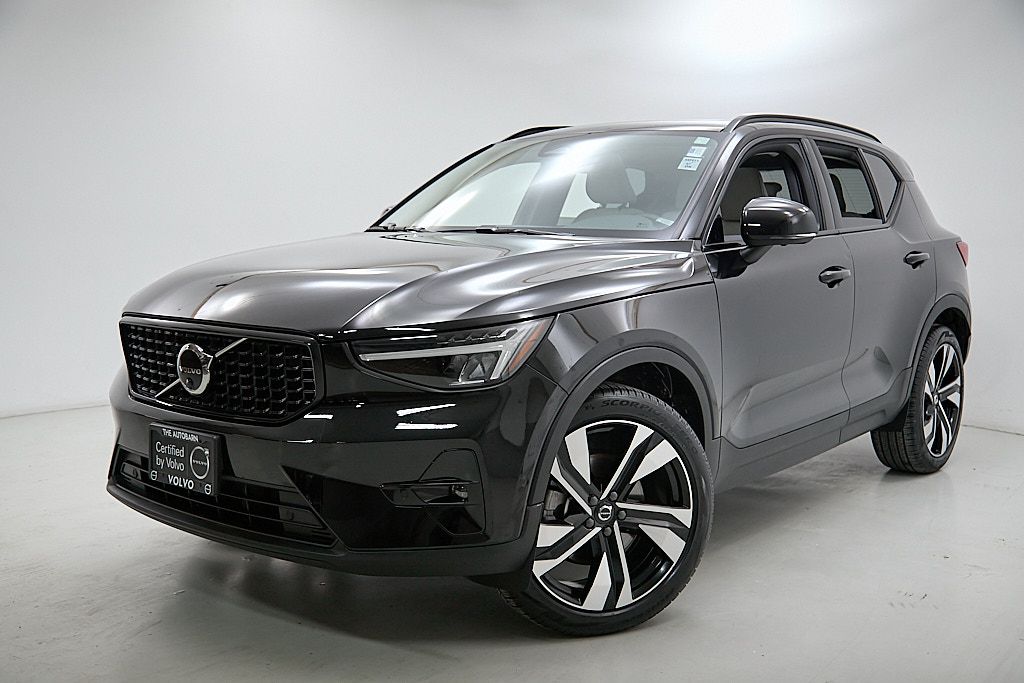2023 VOLVO XC40 - Image 1