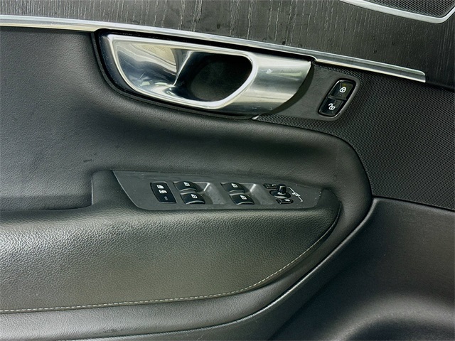 2020 Volvo XC90 T5 Momentum photo 15