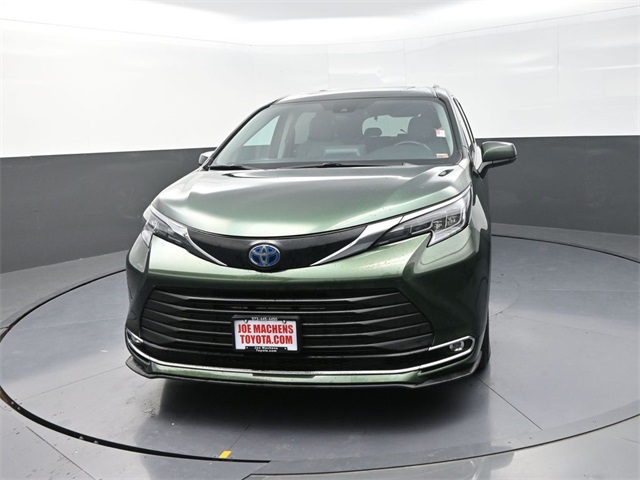 2024 Toyota Sienna XLE photo 2