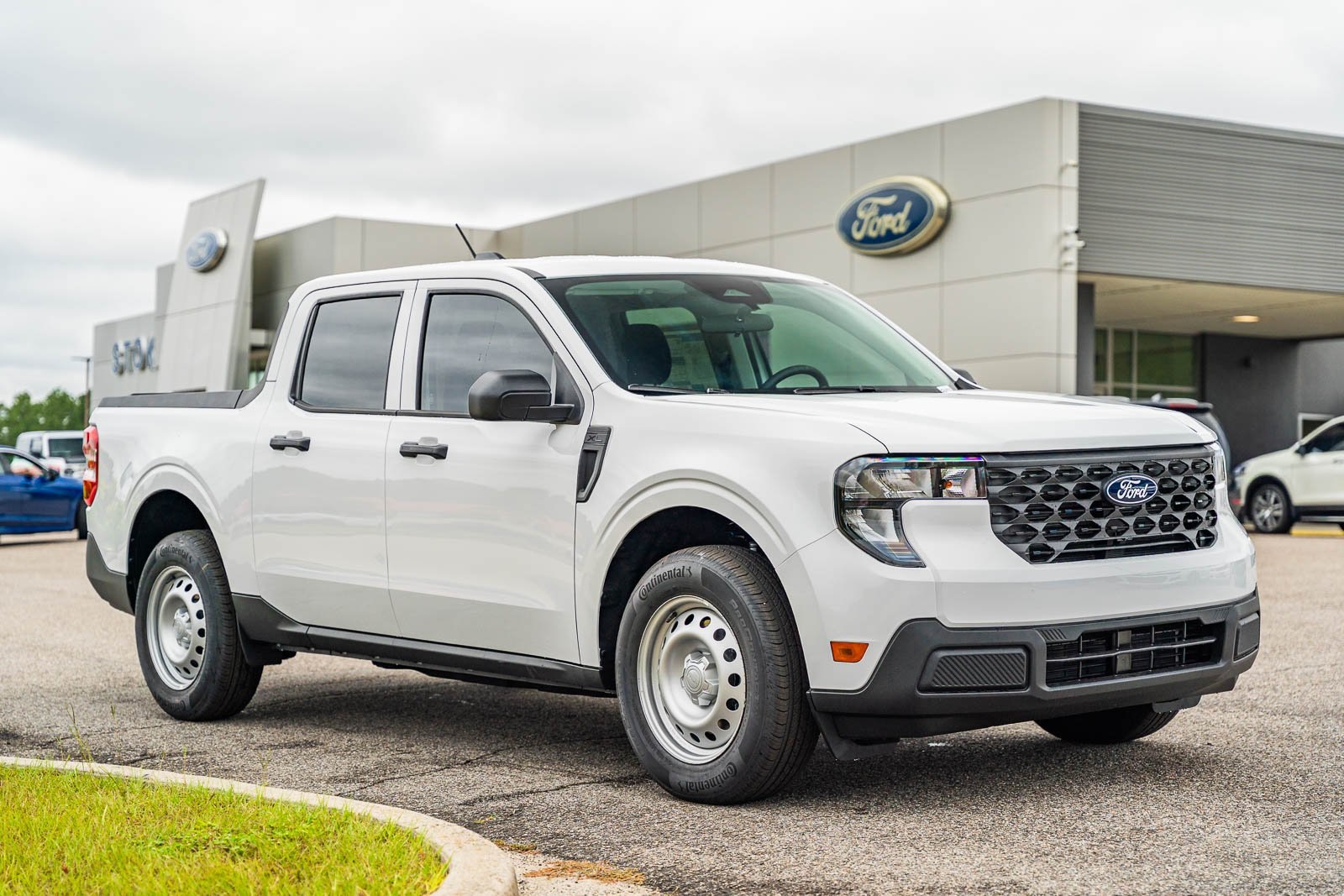 2025 Ford Maverick XL's photo