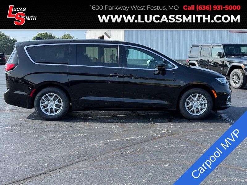 2026 Chrysler Pacifica Select's photo