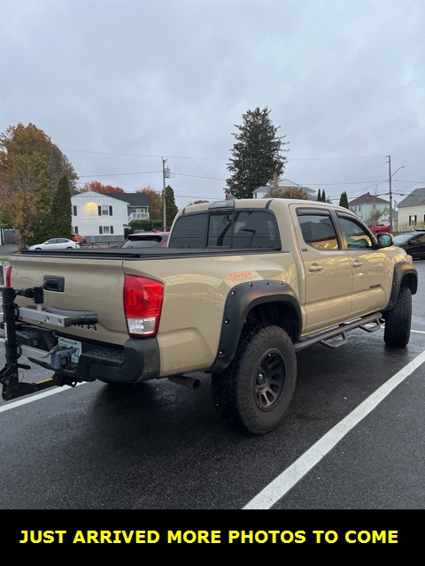 2017 Toyota Tacoma SR5 photo 3