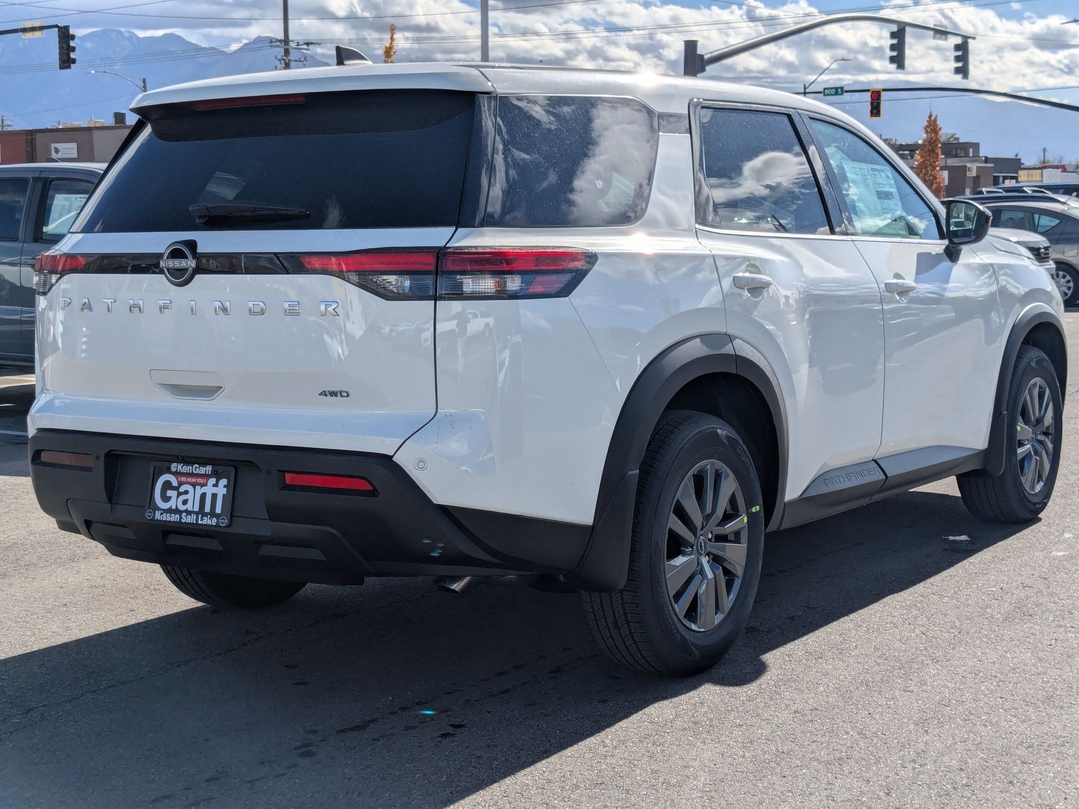 2025 Nissan Pathfinder S photo 4