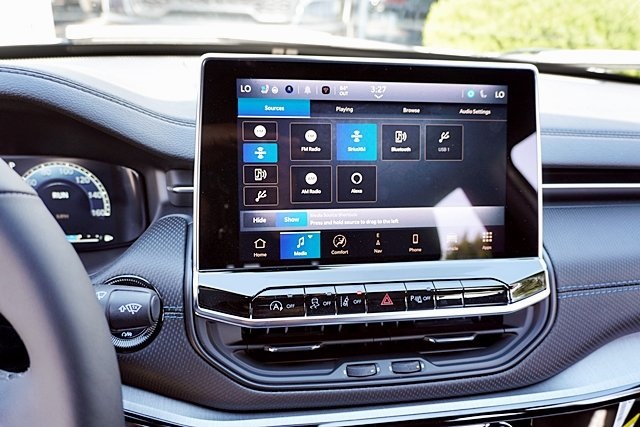 New 2025 Silver Zynith Metallic Clear-Coat Exterior Paint Jeep Limited image 29