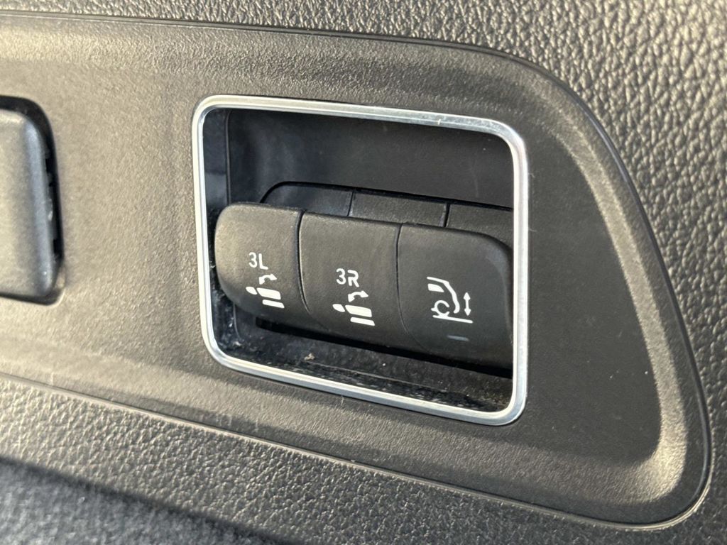 2023 Mercedes Benz GLS 450 4MATIC photo 4