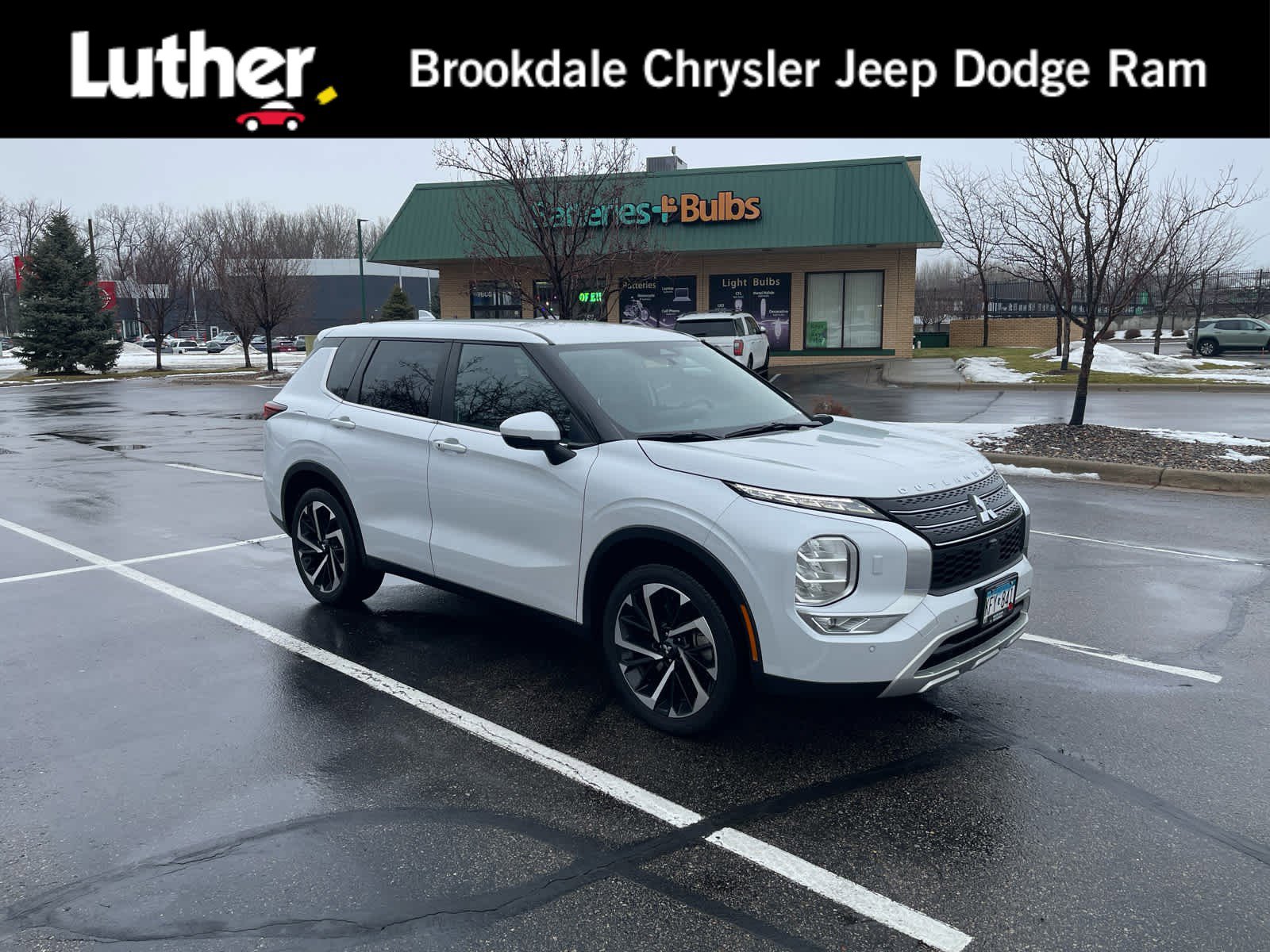 2023 Mitsubishi Outlander SE's photo