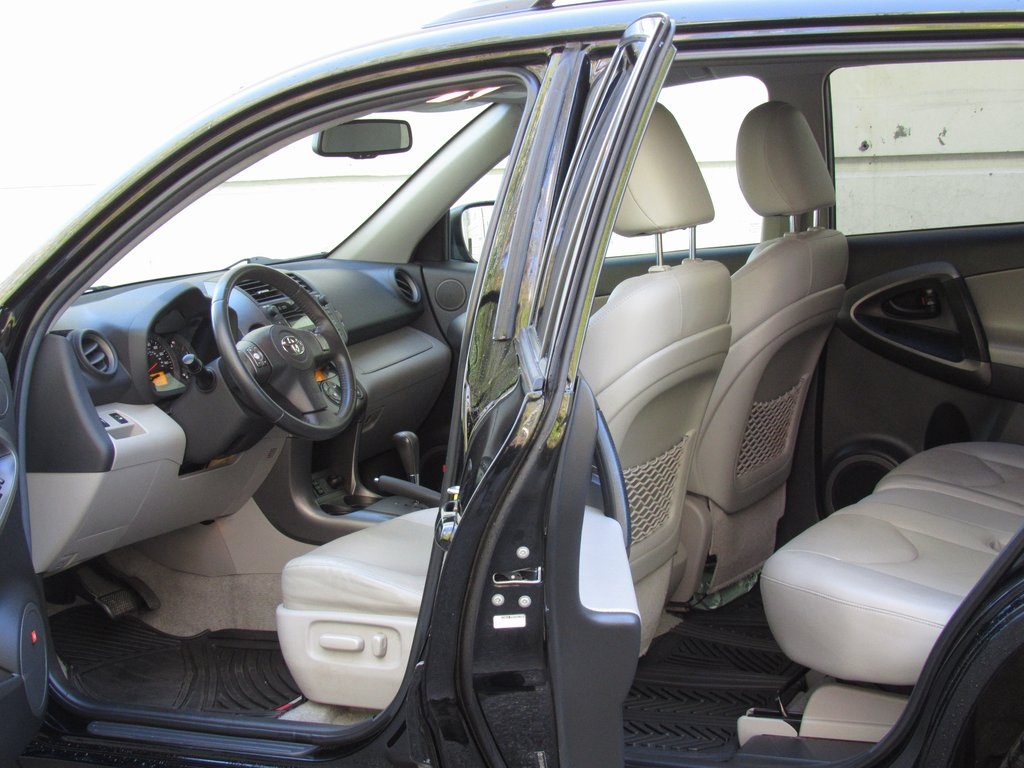 2011 Toyota RAV4 LE photo 14
