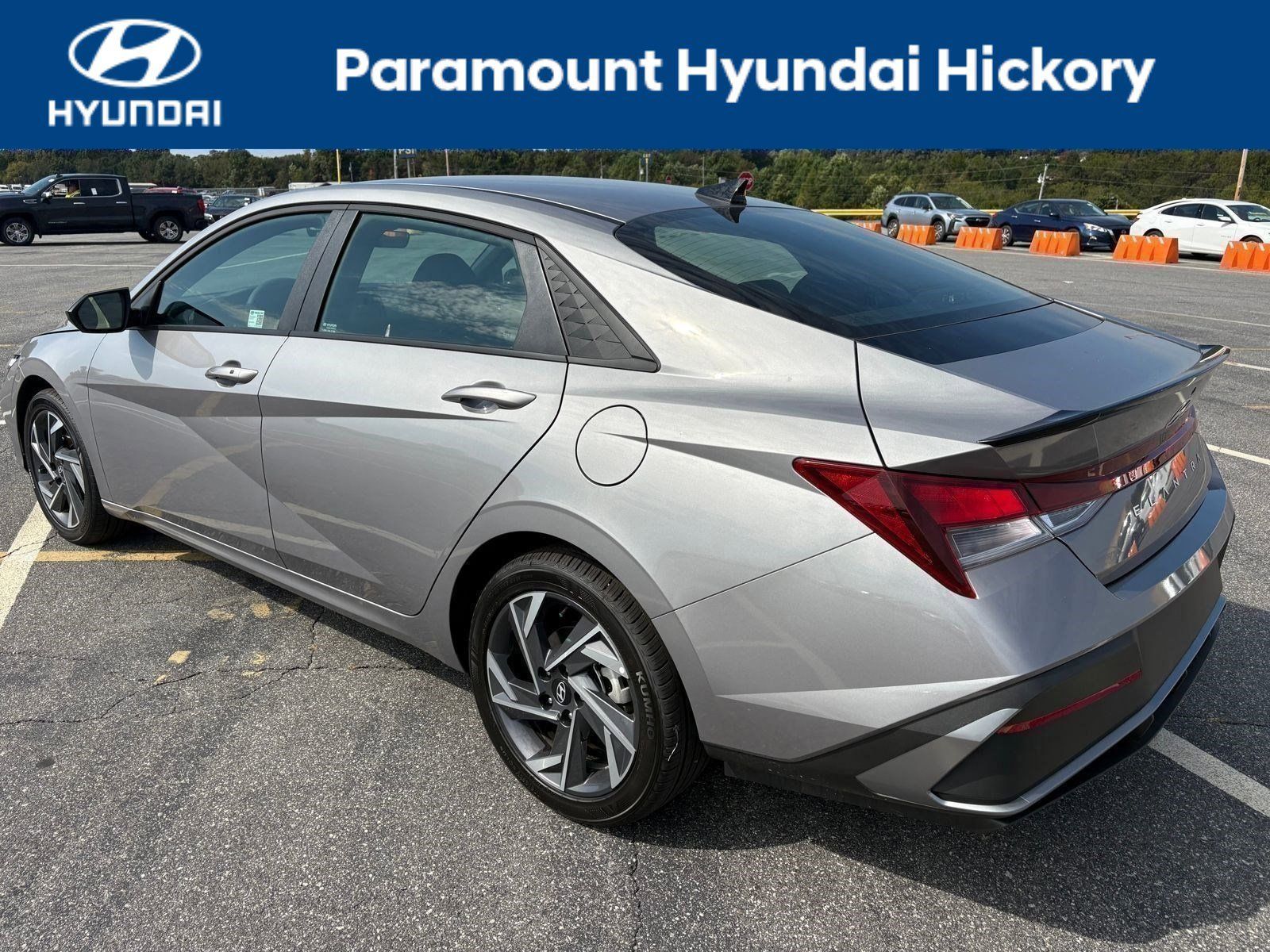 2025 Hyundai Elantra SEL Sport photo 3