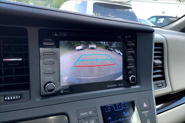 2020 Toyota Sienna XLE photo 24