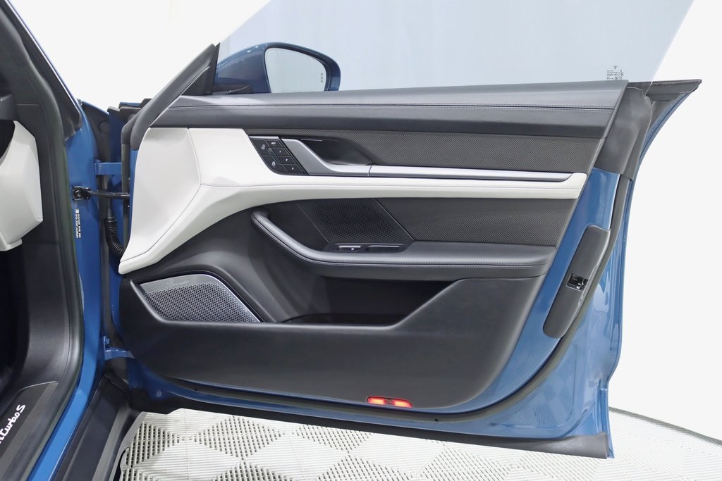 2022 Porsche Taycan Cross Turismo Turbo photo 30