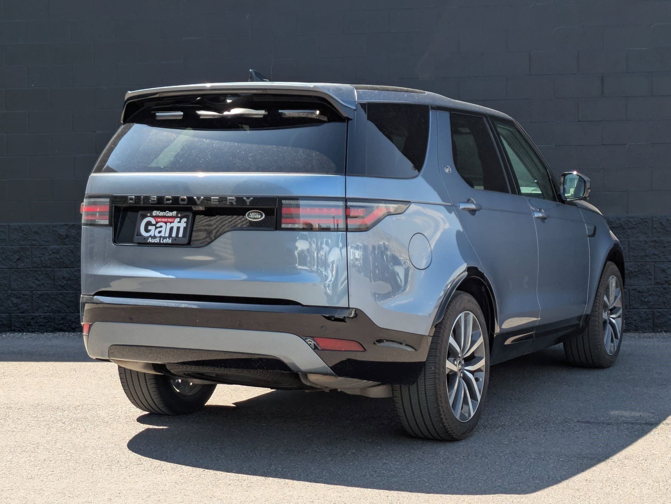 2023 Land Rover Discovery P300 S S R-Dynamic photo 4