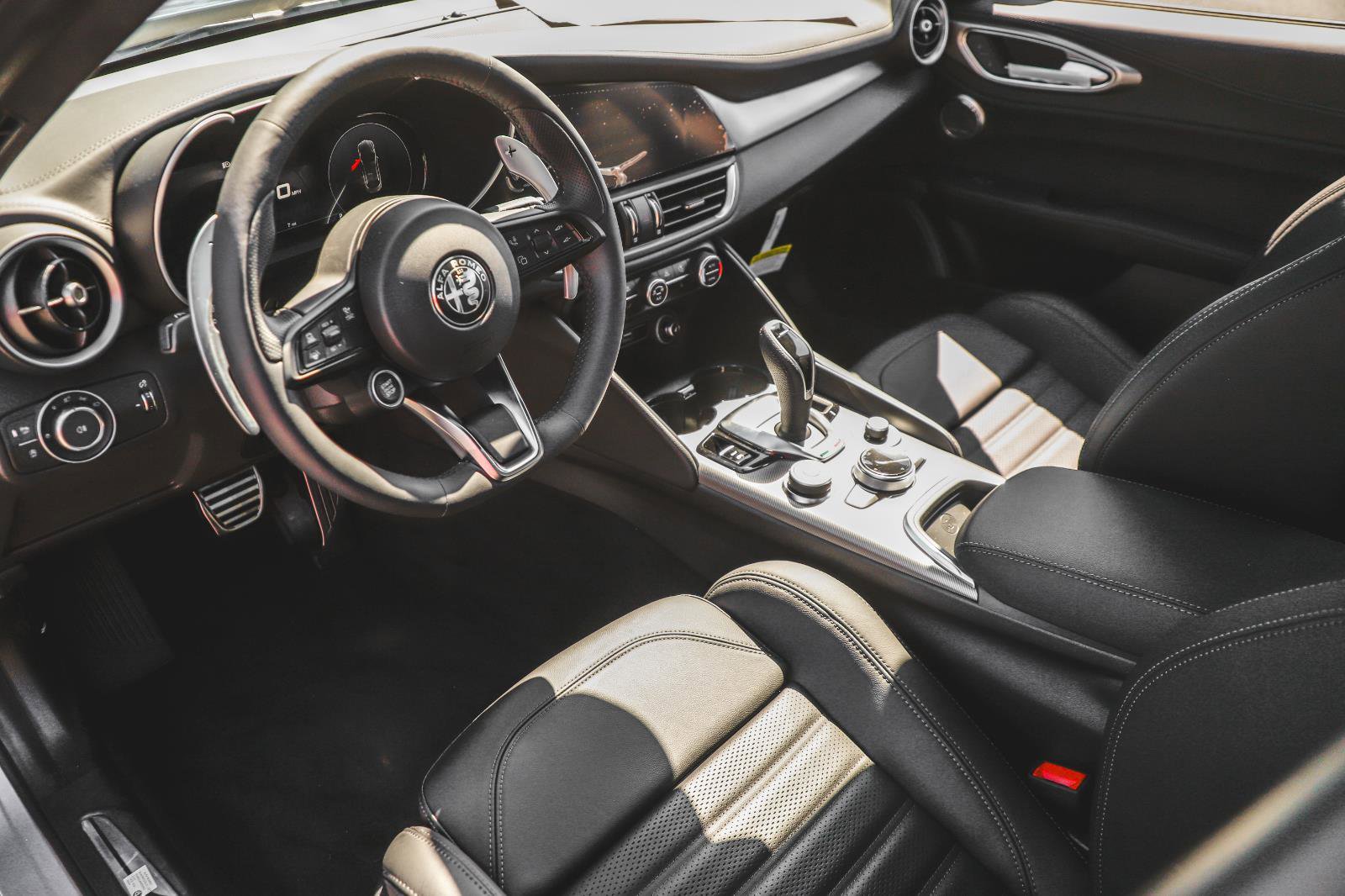 2025 Alfa Romeo Giulia Base photo 23