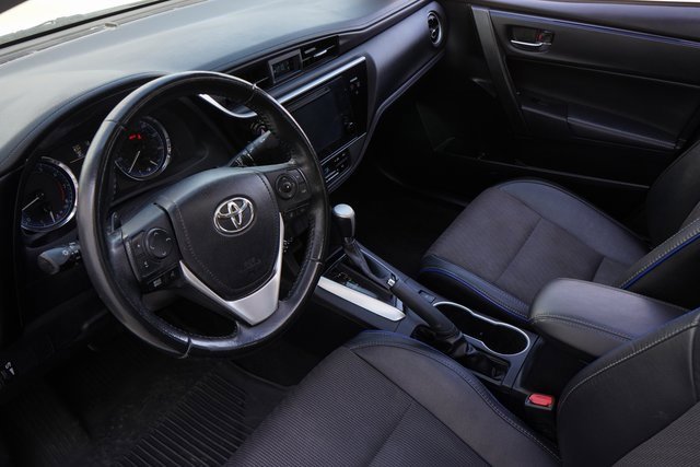 2017 Toyota Corolla SE photo 2