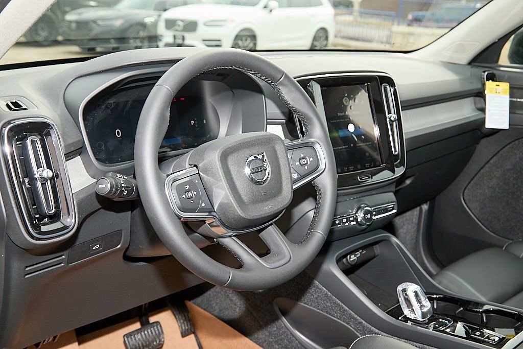 2026 VOLVO XC40 - Image 12