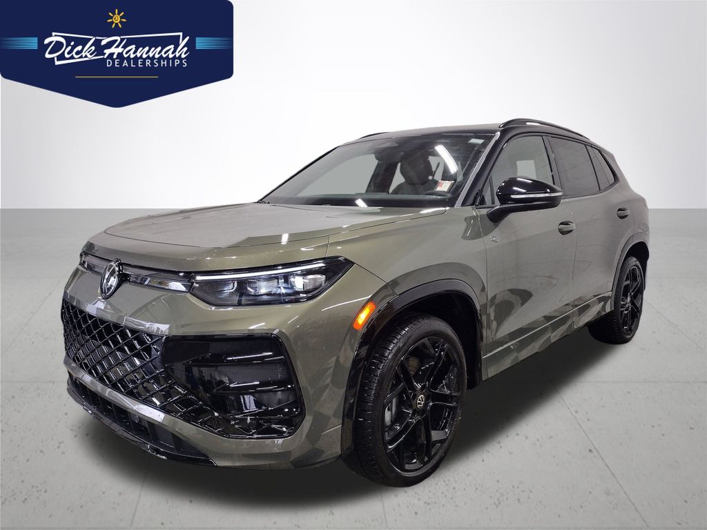 2025 Volkswagen Tiguan SE R-LINE BLACK's photo