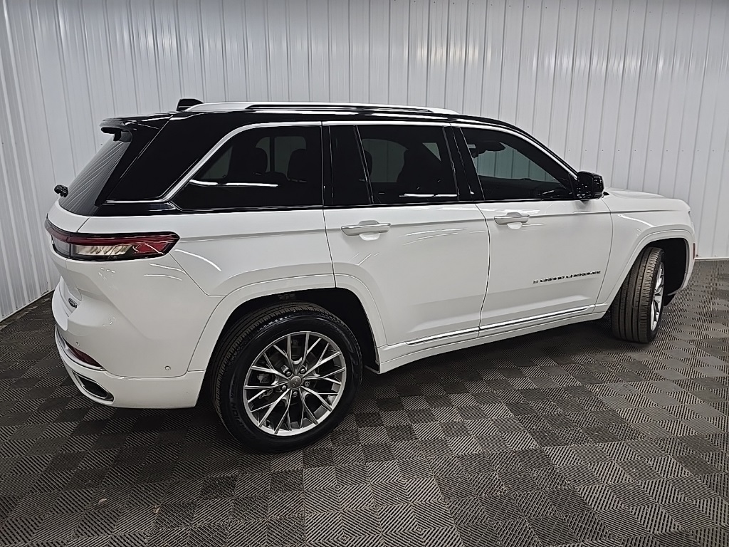2023 Jeep Grand Cherokee Summit photo 2
