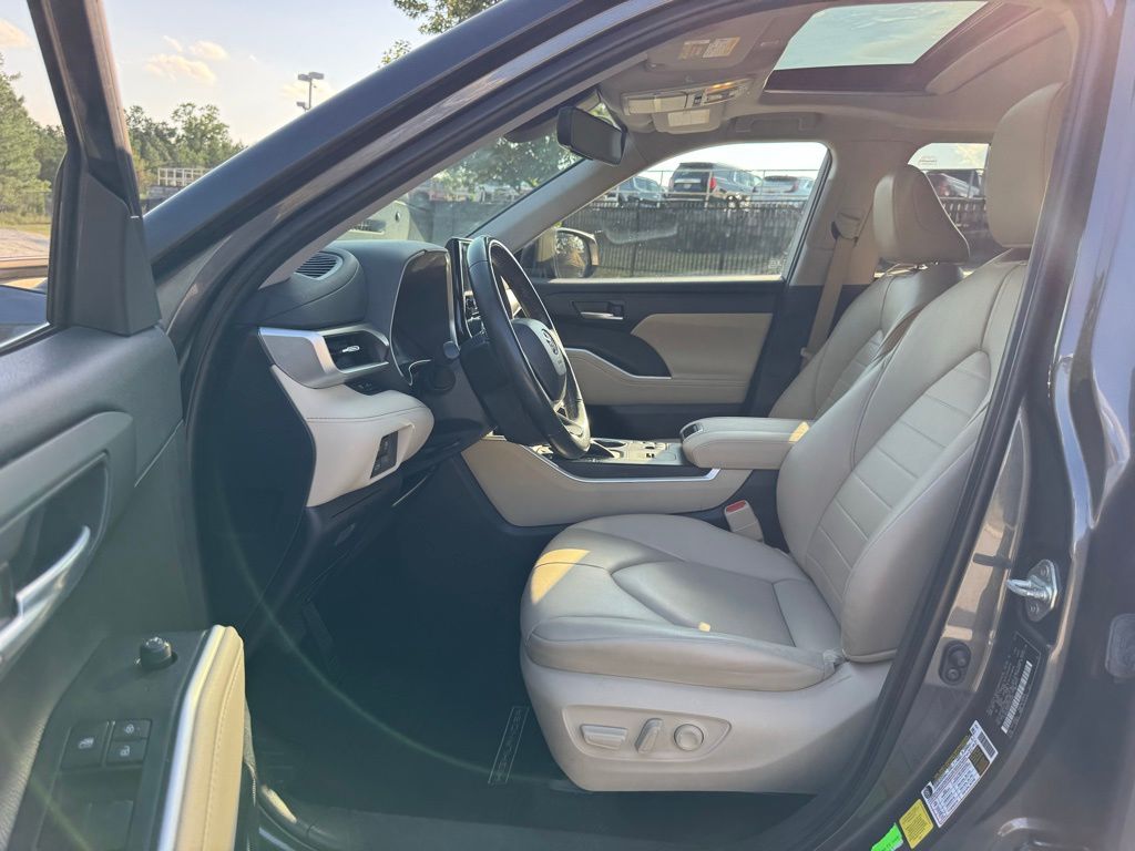 2023 Toyota Highlander XLE photo 22