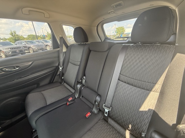 2017 Nissan Rogue SV photo 28