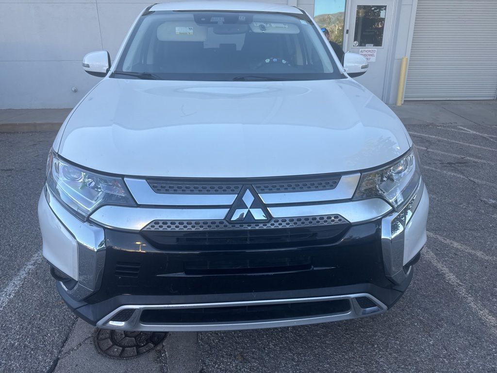 2020 Mitsubishi Outlander SE photo 2