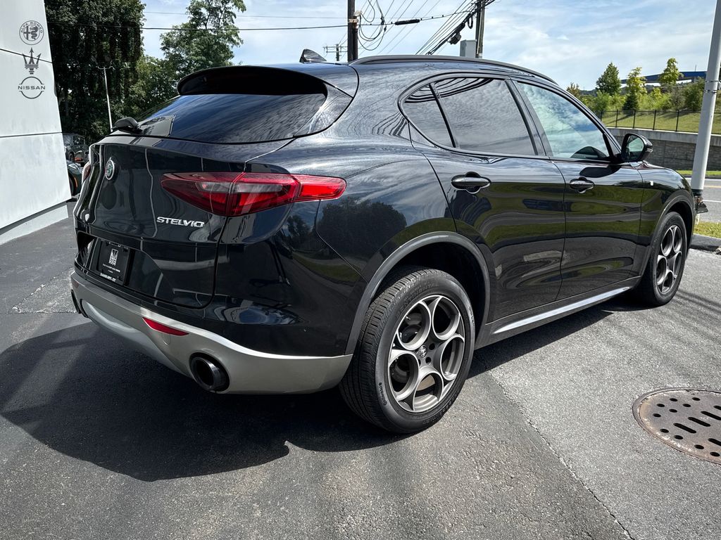 2022 Alfa Romeo Stelvio Ti photo 3