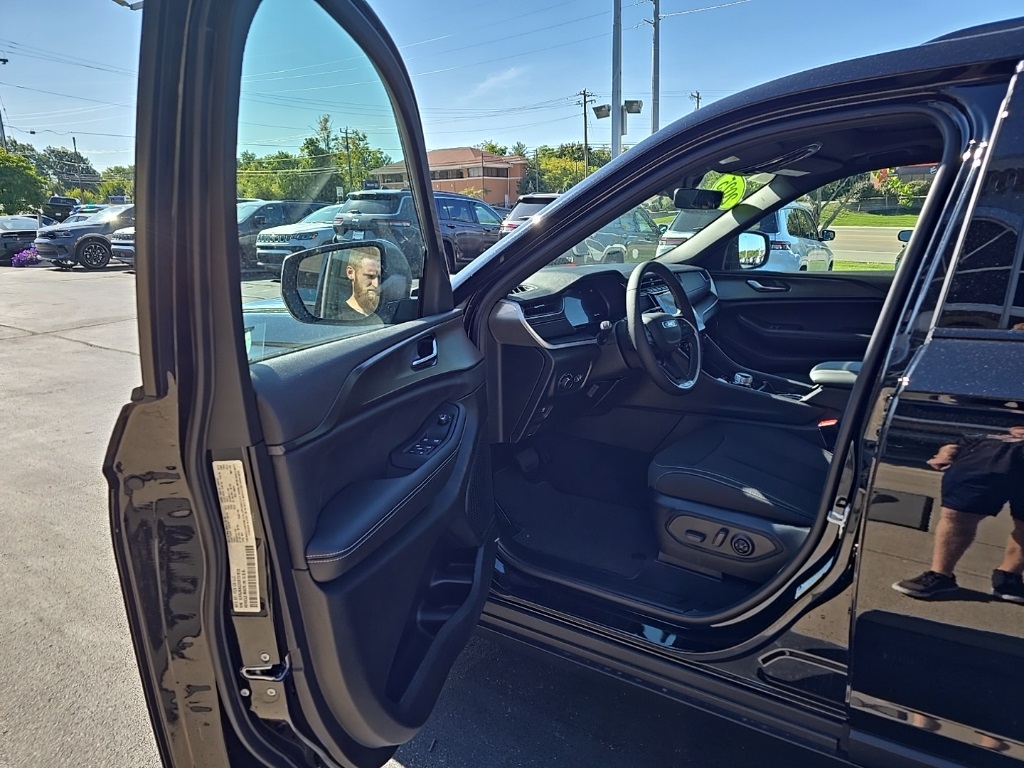 2025 Jeep Grand Cherokee Laredo X photo 14